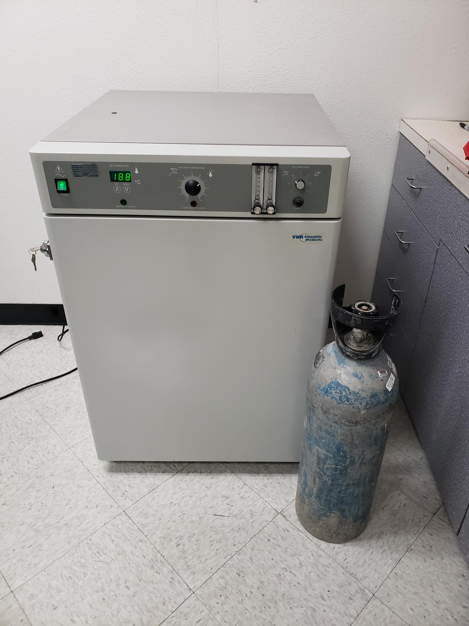 VWR 5015 Laboratory CO2 incubator with CO2 cylinder